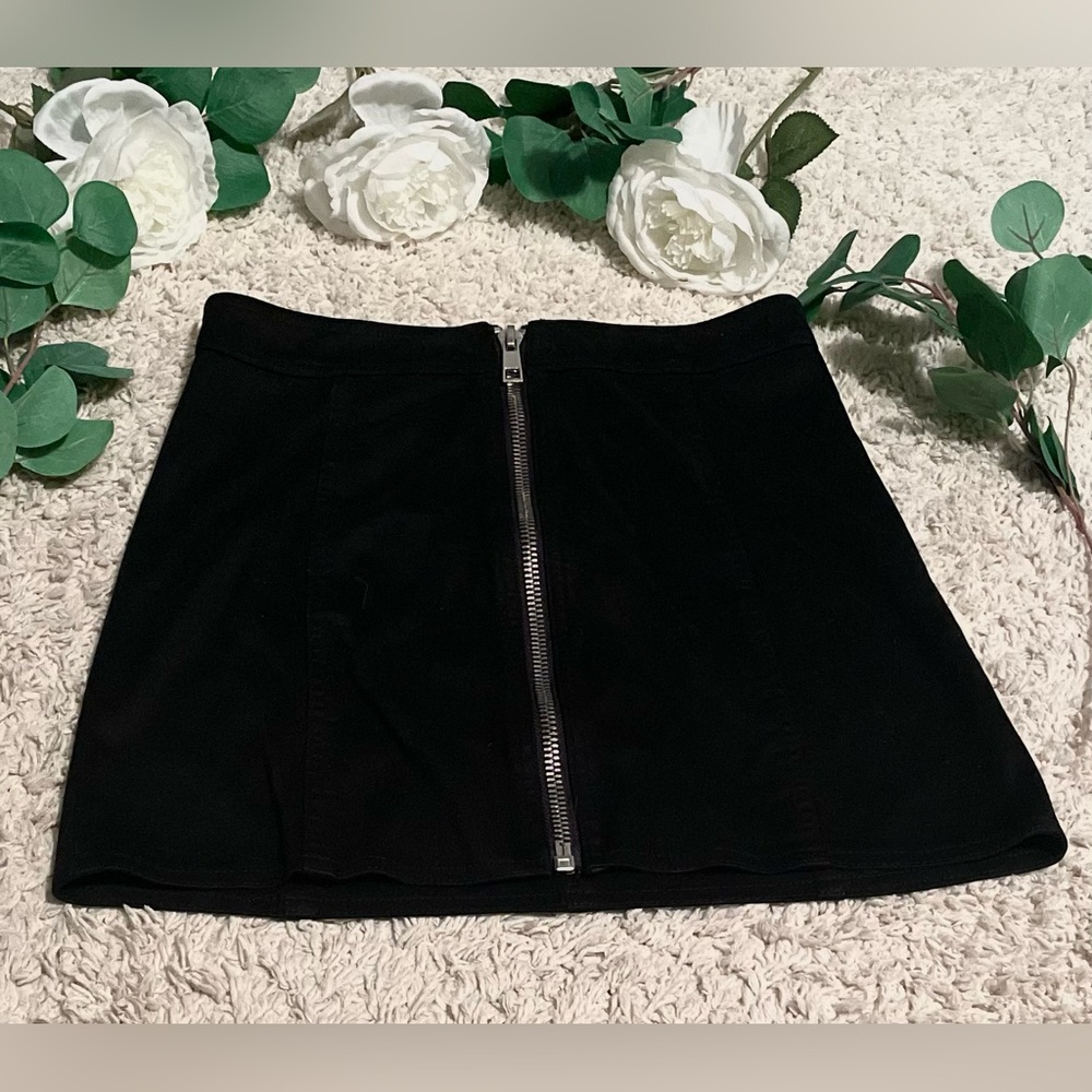 Zip up skirt, great condition, soft material, size S